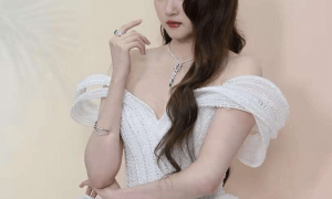 不是放不下鹿晗，28岁关晓彤亮明婚姻观：感情非必选，自由是刚需